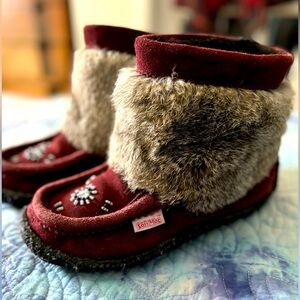 You'll love the Minimuk Pom 2 burgundy  rabbit fur bootie from SoftMoc. Size 7